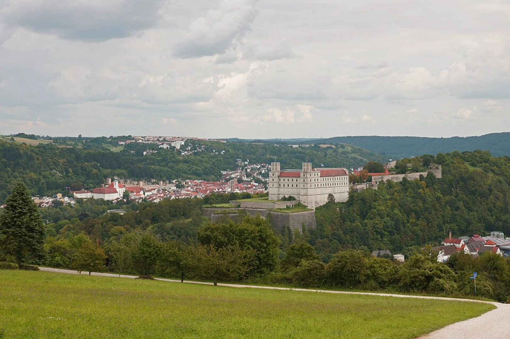 An image depicting the trail Bergfried, Muehlburg, Triniusblick and Burg Gleichen via Graf Gleichen Weg and its surrounding area.