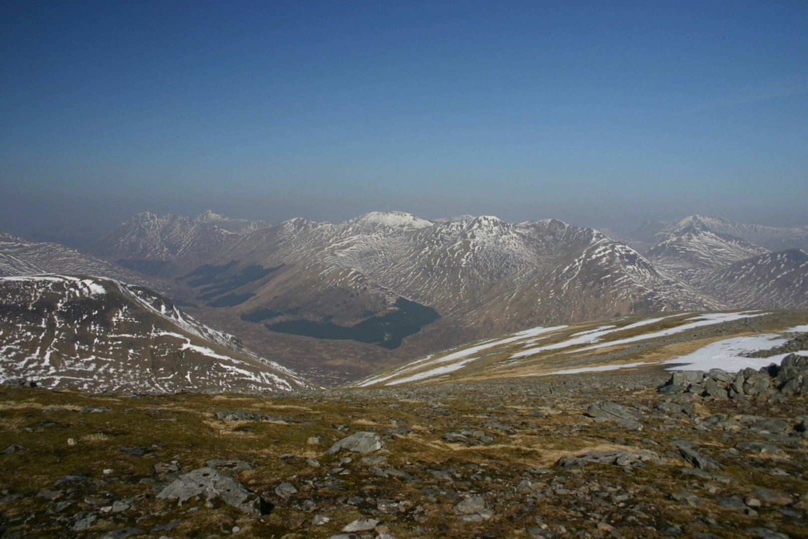 An image depicting the trail Druim Shionnach and its surrounding area.