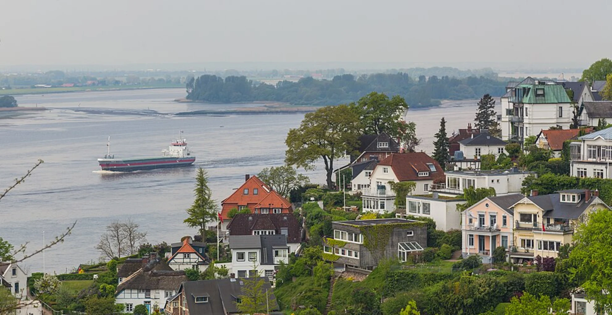 An image depicting the trail Hirsch and Jollenhafen Blankenese via Blankeneser Kirchenweg and its surrounding area.