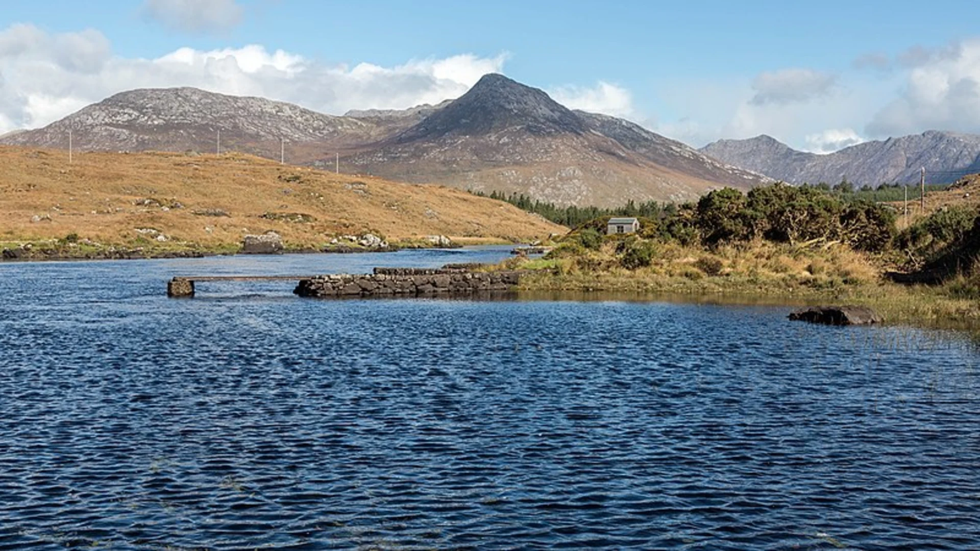 An image depicting the trail Benlettery to Binn Bhraoin Mountain Loop and its surrounding area.