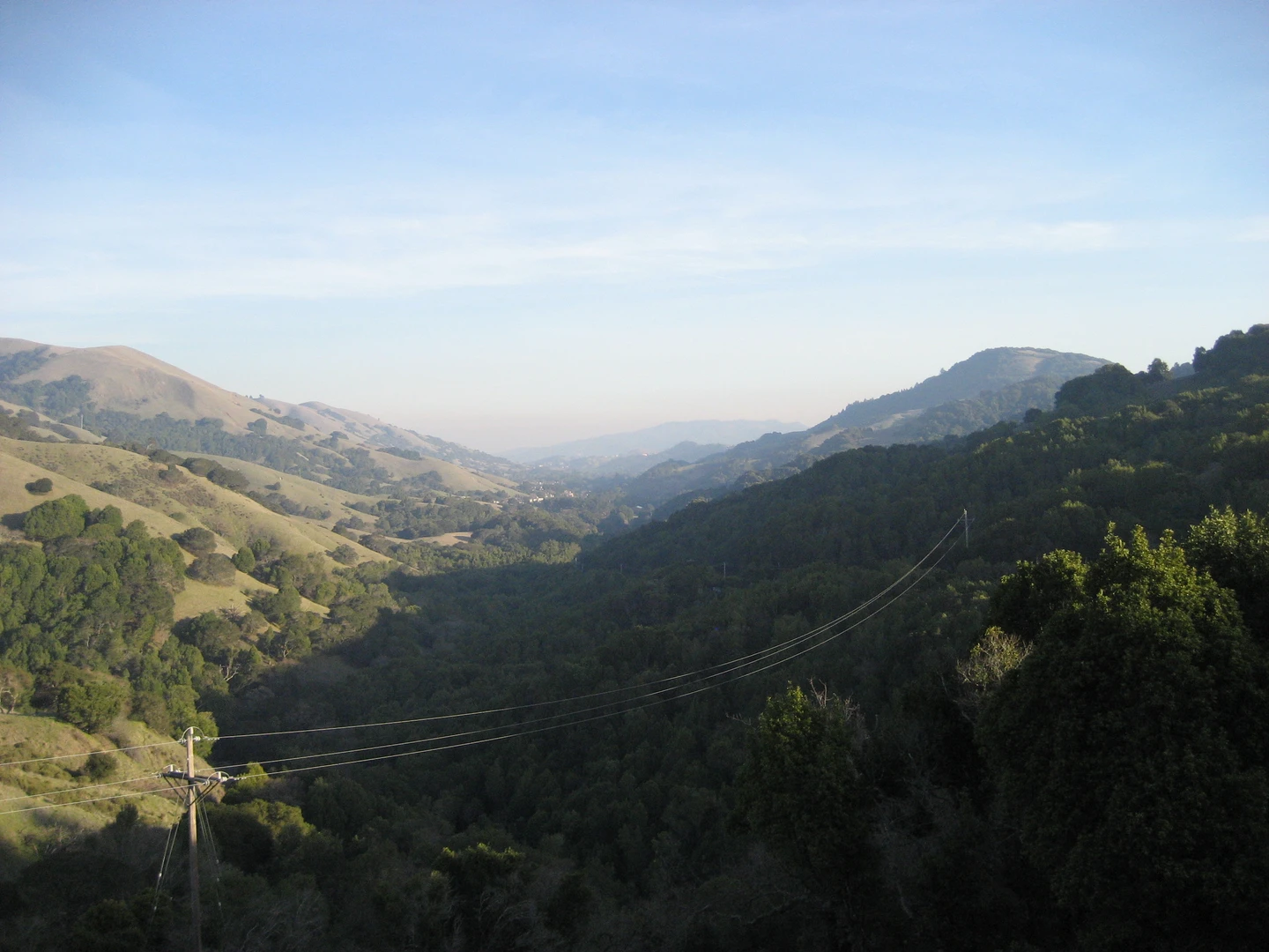 An image depicting the trail Big Rock Ridge Road and its surrounding area.