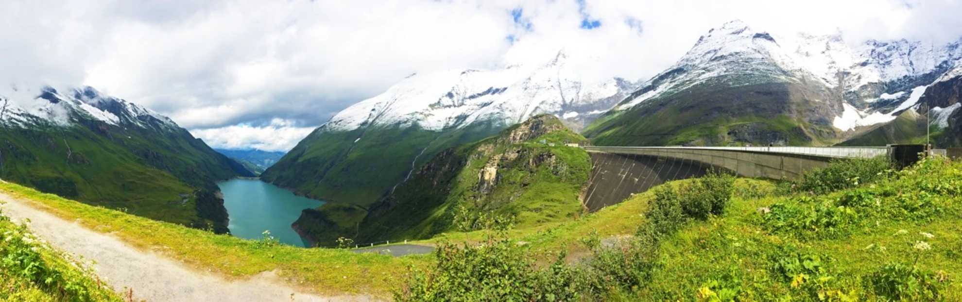 An image depicting the trail Die Glocknerrunde and its surrounding area.