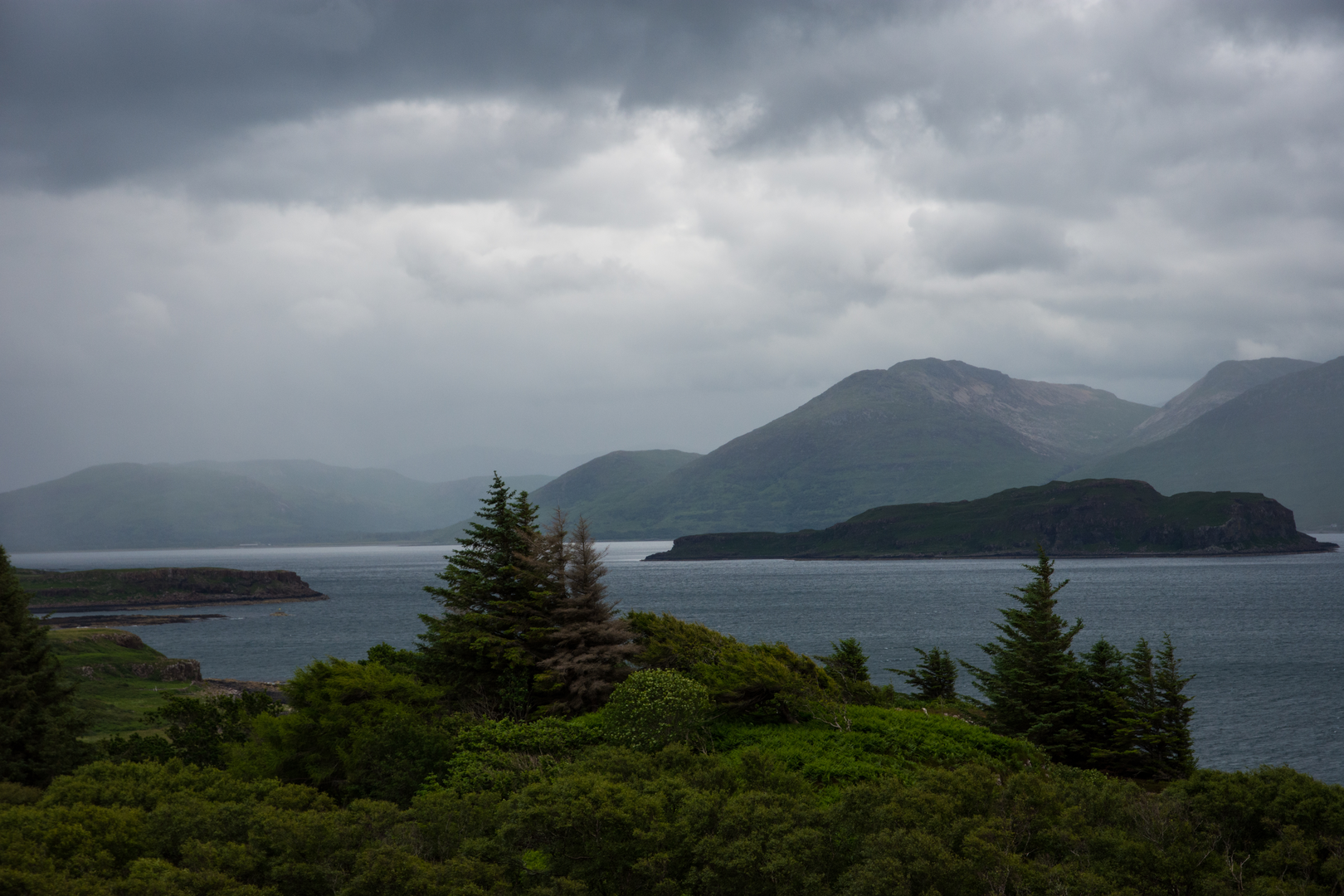 An image depicting the trail Coille a' Mhinisteir Knot and its surrounding area.