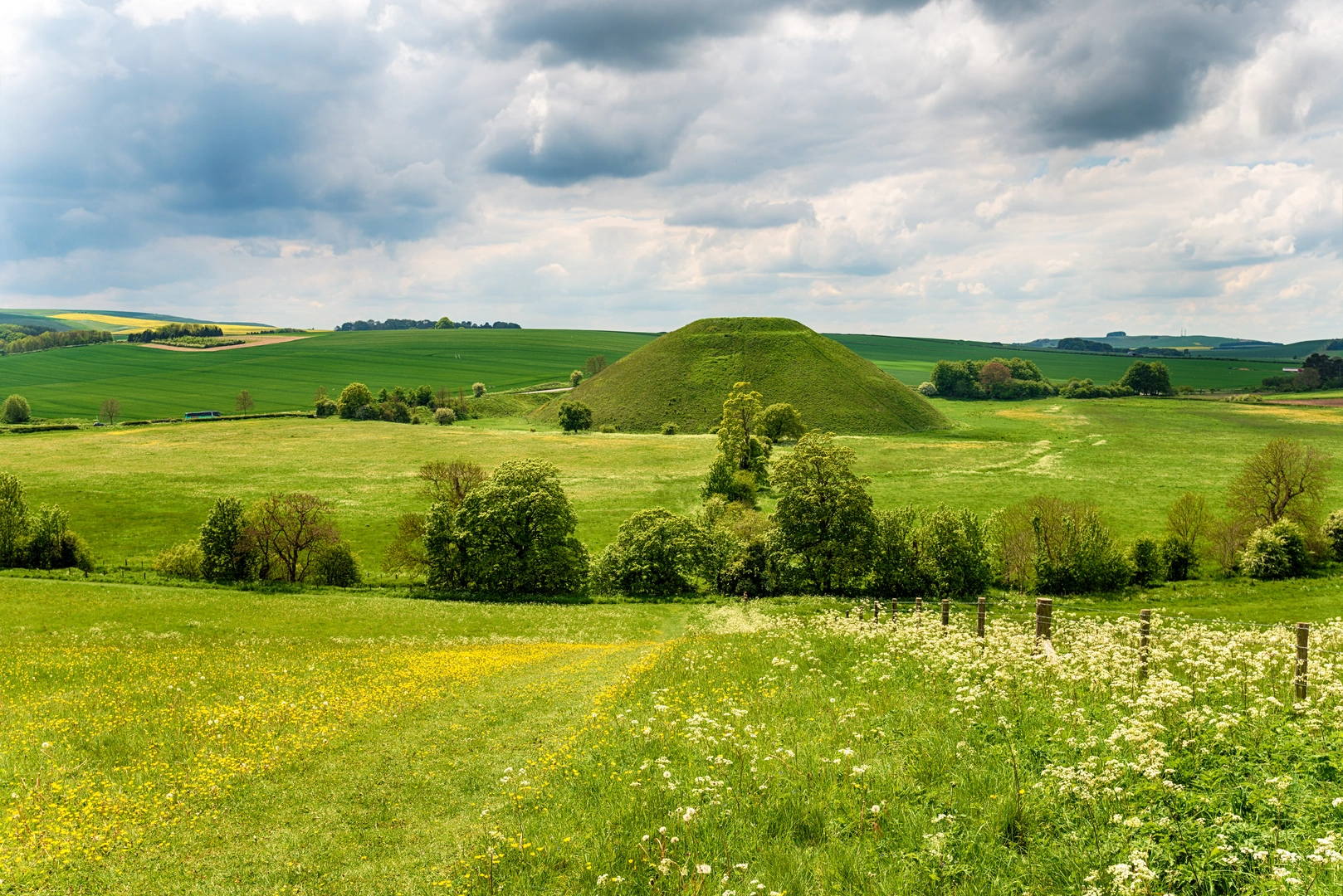 An image depicting the trail Great Stones Way - Avebury and its surrounding area.