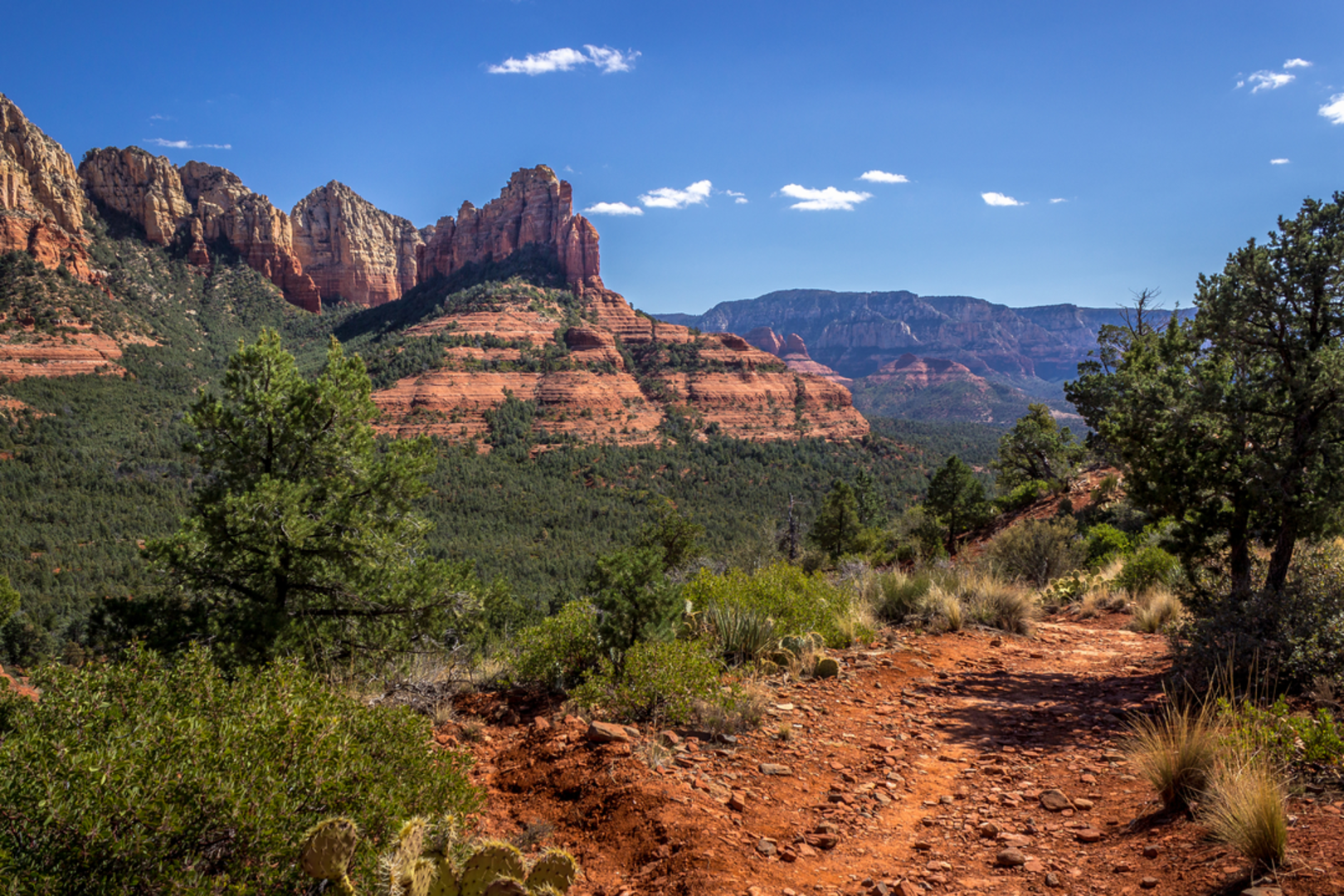 An image depicting the trail Secret Mountain Trail and its surrounding area.