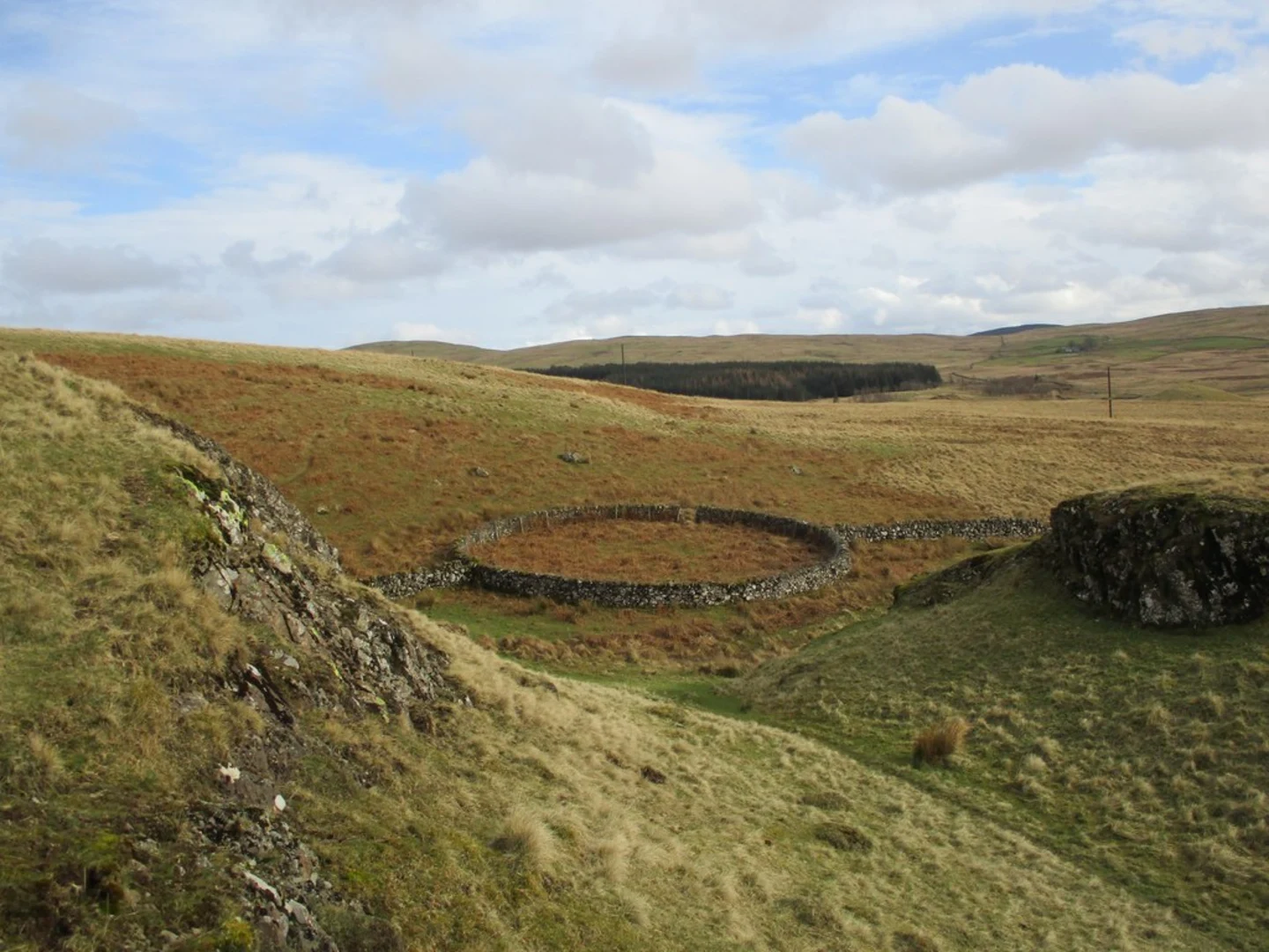 An image depicting the trail The Crown of Scotland and its surrounding area.