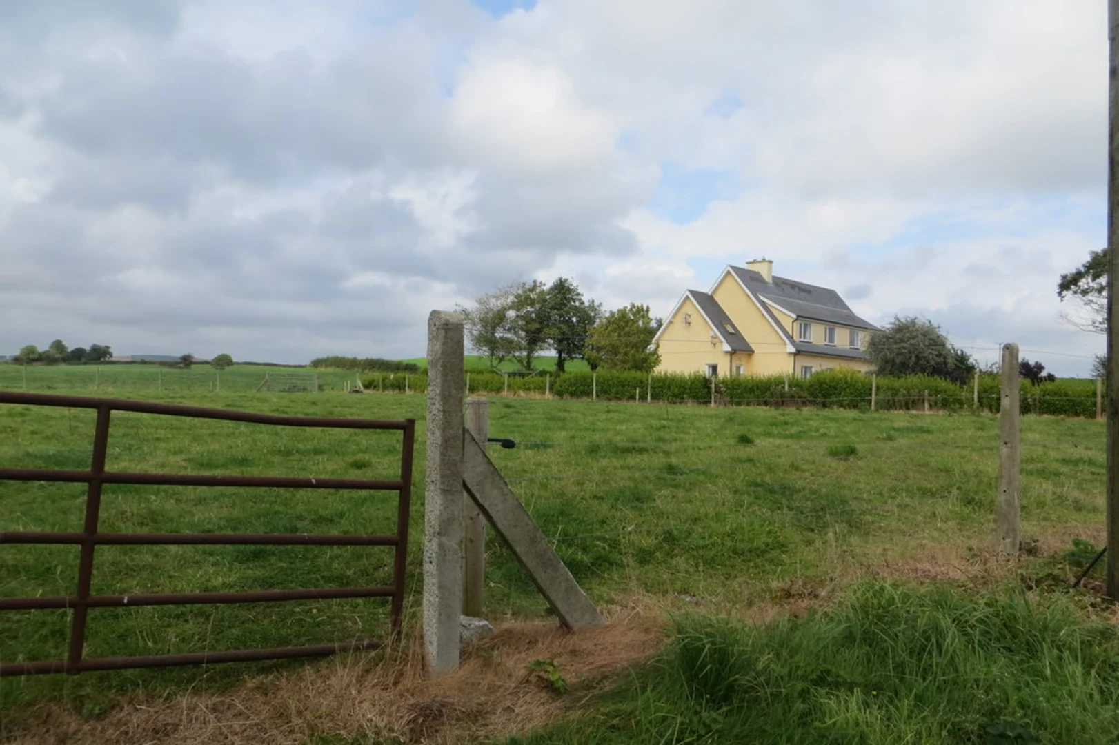 An image depicting the trail Ladysbridge Loop Trail and its surrounding area.