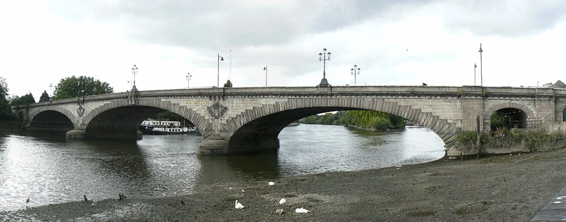 An image depicting the trail Putney Heath to Kew Bridge Walk and its surrounding area.
