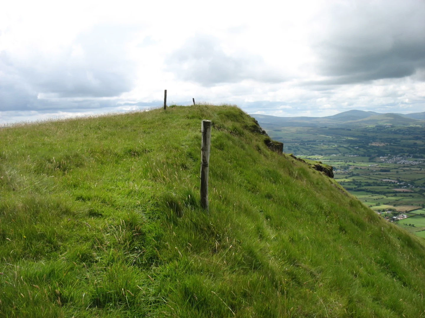 An image depicting the trail Benbradagh and its surrounding area.