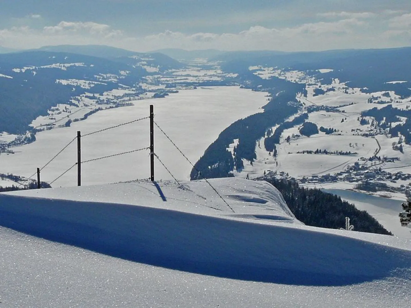 An image depicting the trail Dent de Vaulion Loop Trail and its surrounding area.