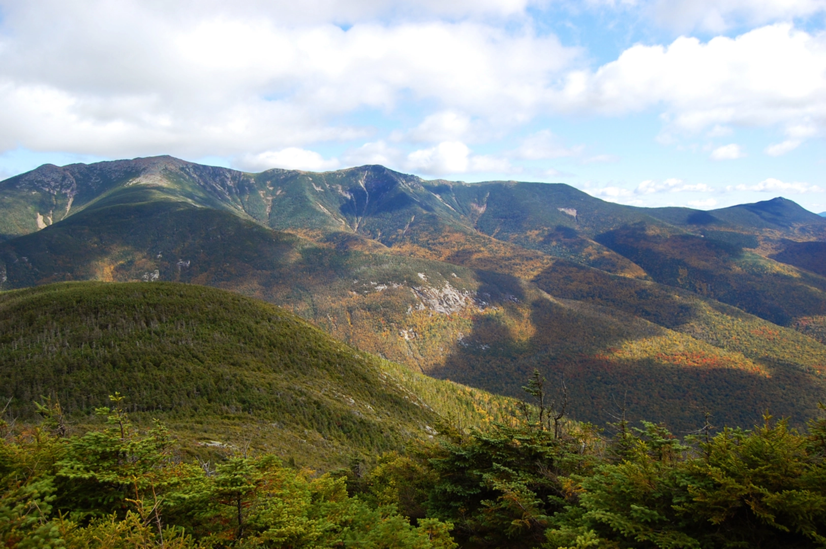 An image depicting the trail Fishin Jimmy Trail via Lonesome Lake Trail and its surrounding area.