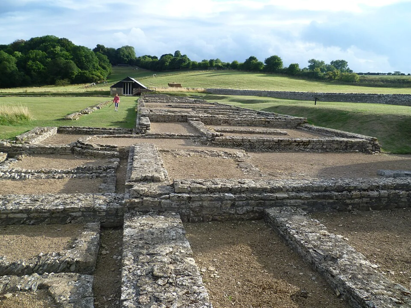 An image depicting the trail North Leigh Roman Villa via Wychwood Way and its surrounding area.