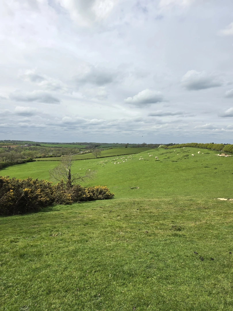 An image depicting the trail Gumley Round and its surrounding area.