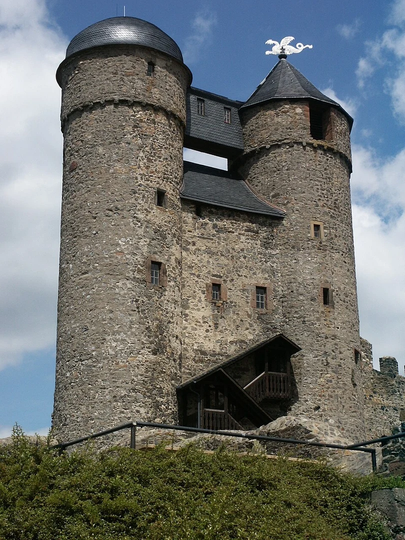 An image depicting the trail Burg Greifenstein Weg and its surrounding area.