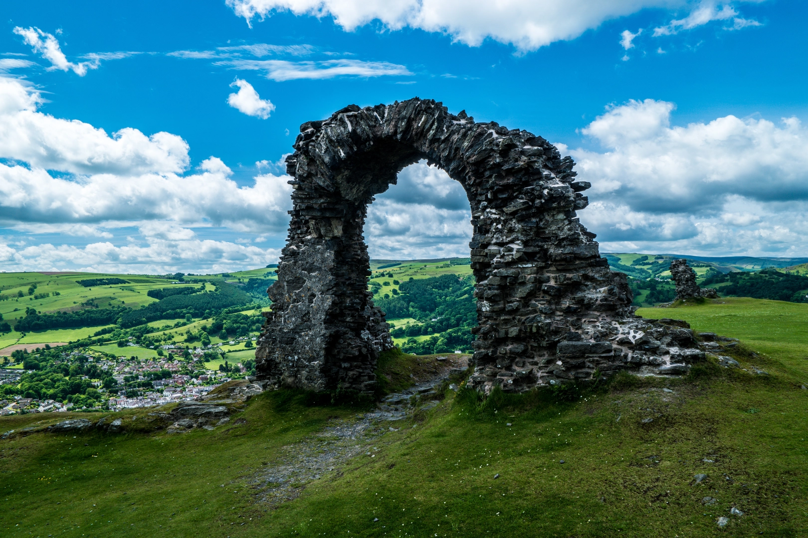 An image depicting the trail Castell Dinas Bran from Llangollen and its surrounding area.