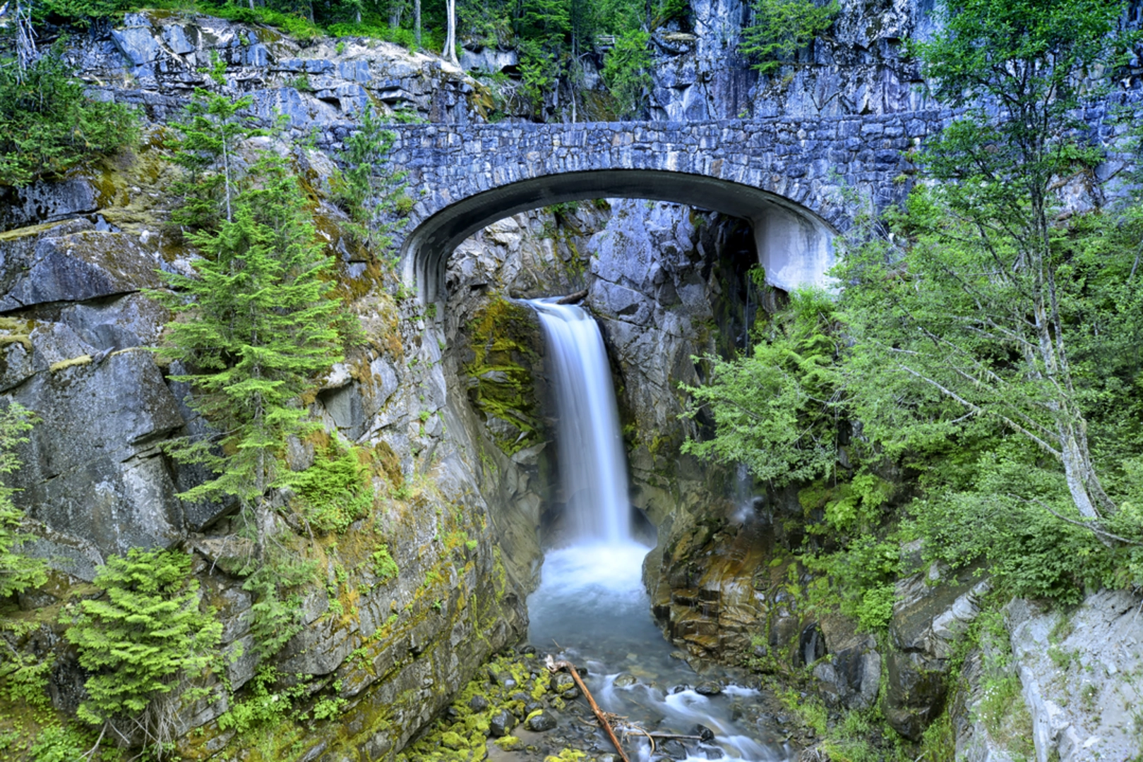 An image depicting the trail Comet Falls & Van Trump Park Trail and its surrounding area.