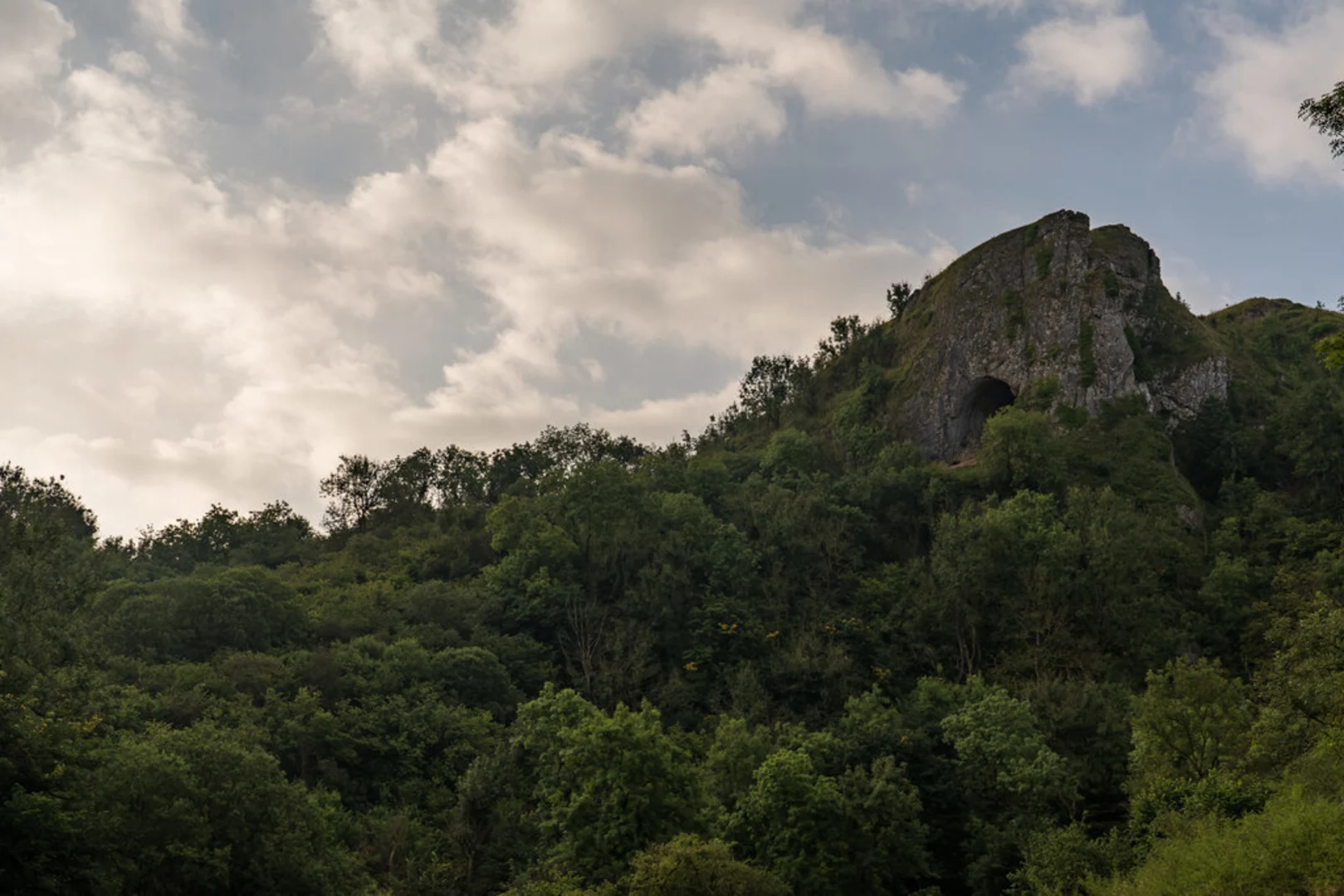 An image depicting the trail Thor's Cave Loop from Grindon and its surrounding area.