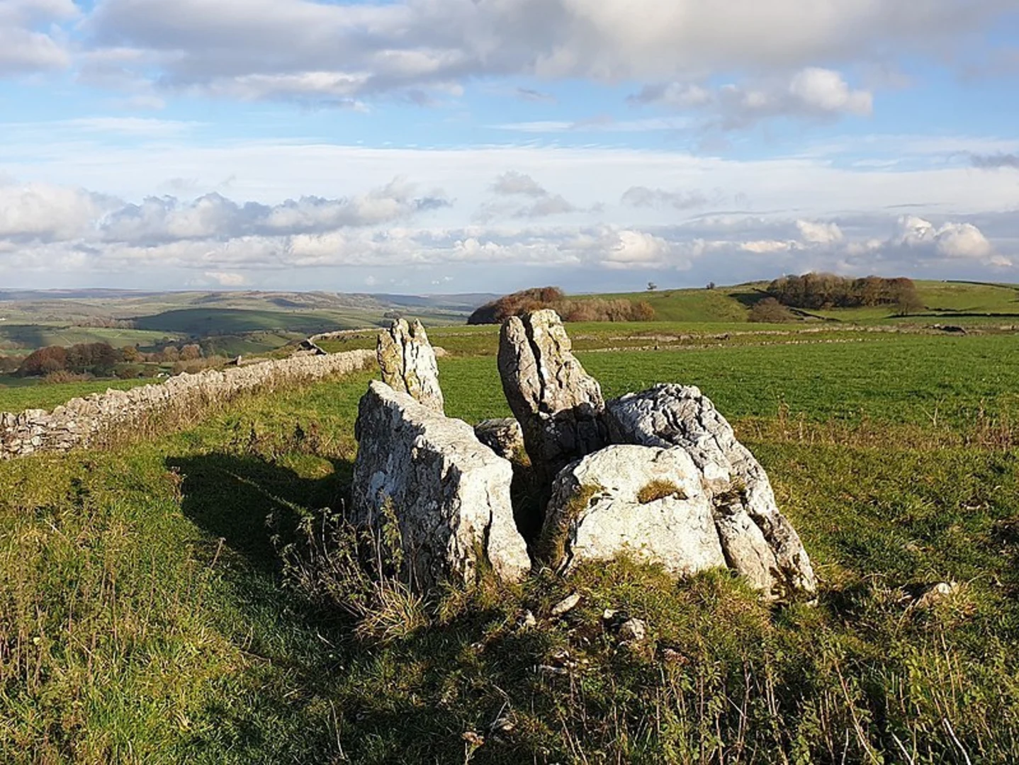 An image depicting the trail Taddington Moor from Bramwell Memorial and its surrounding area.