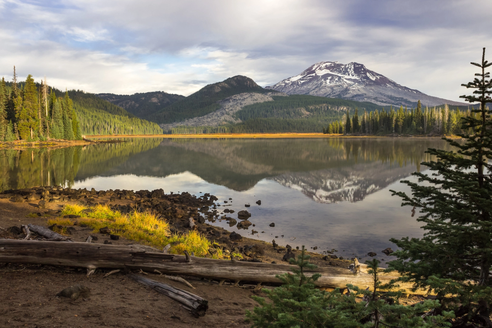 An image depicting the trail Sisters Mirror Trail and its surrounding area.