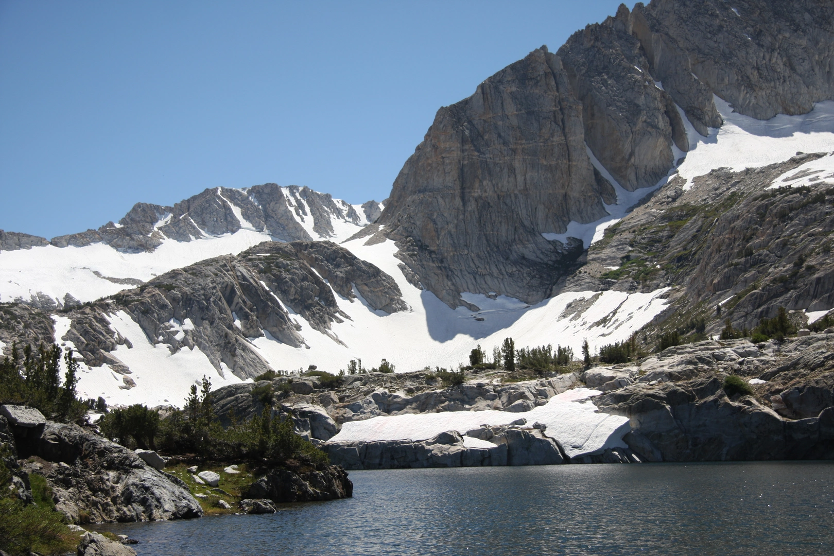 An image depicting the trail Steelhead Lake via McGee Pack Station Trail and its surrounding area.