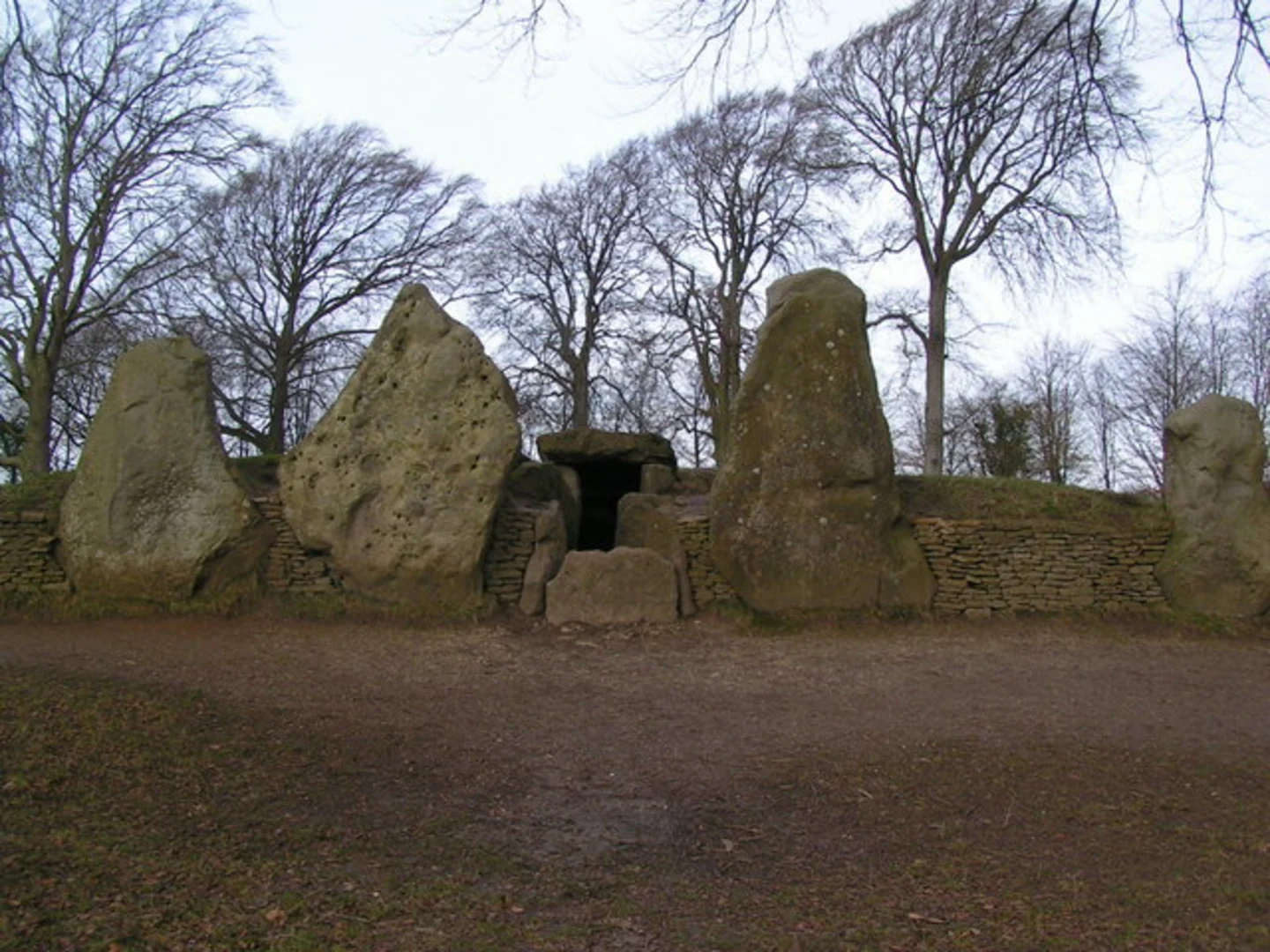 An image depicting the trail Wayland's Smithy Loop and its surrounding area.