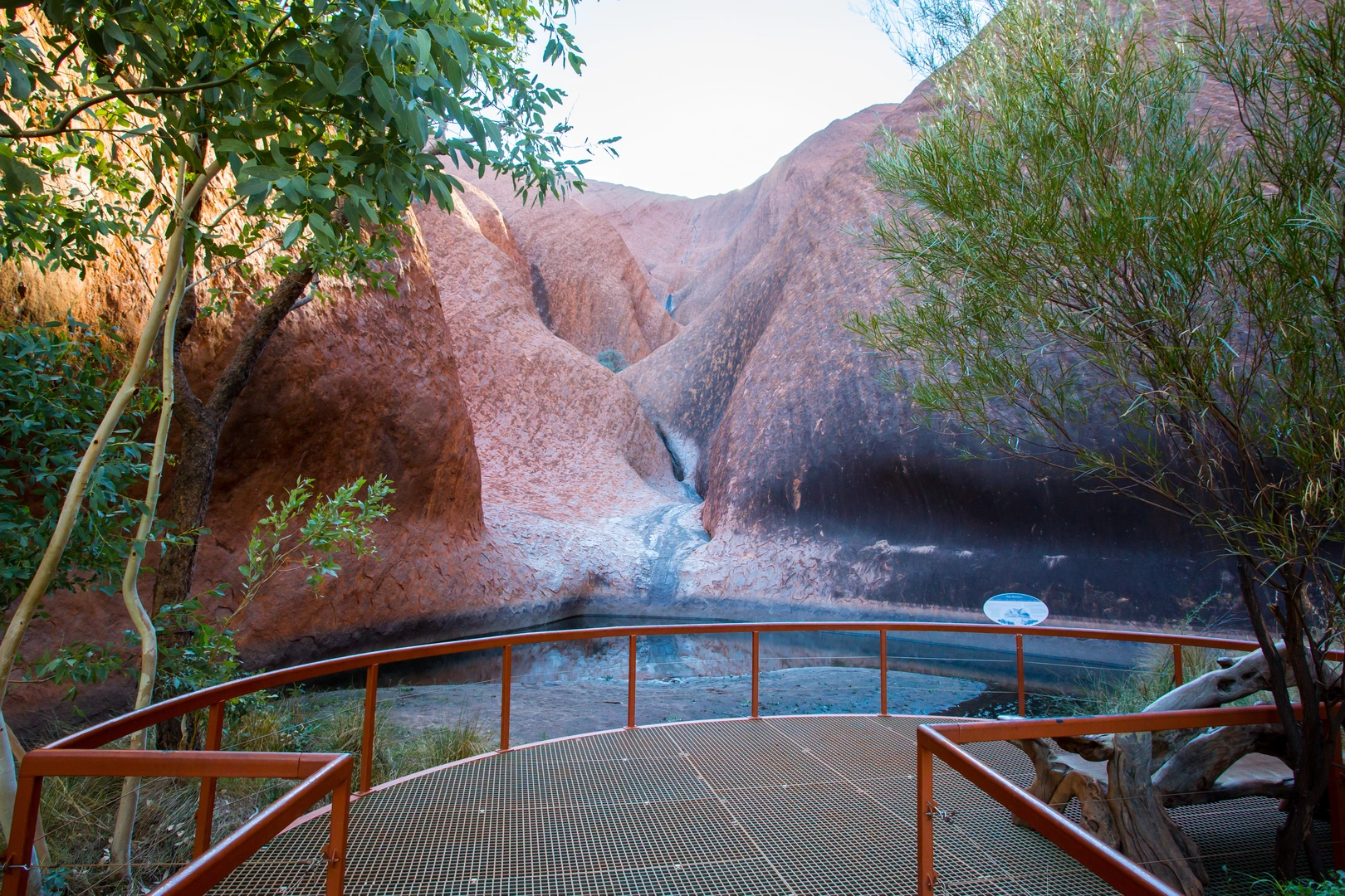 An image depicting the trail Uluru Base Walk and its surrounding area.