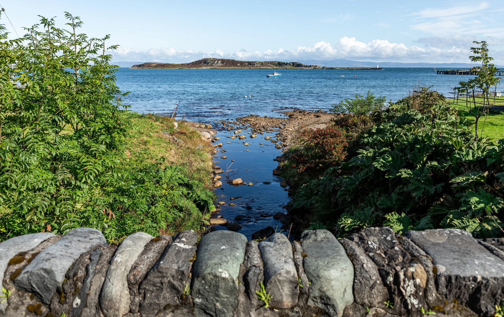 An image depicting the trail Loch Aird a' Chruaidhr Ghlinn, Gualann na Beinne Brice and Traigh a' Mhiadair and its surrounding area.