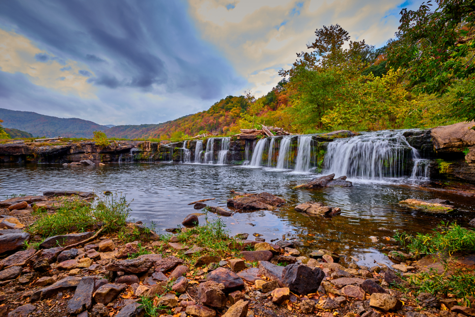An image depicting the trail Sandstone Falls Boardwalk and its surrounding area.