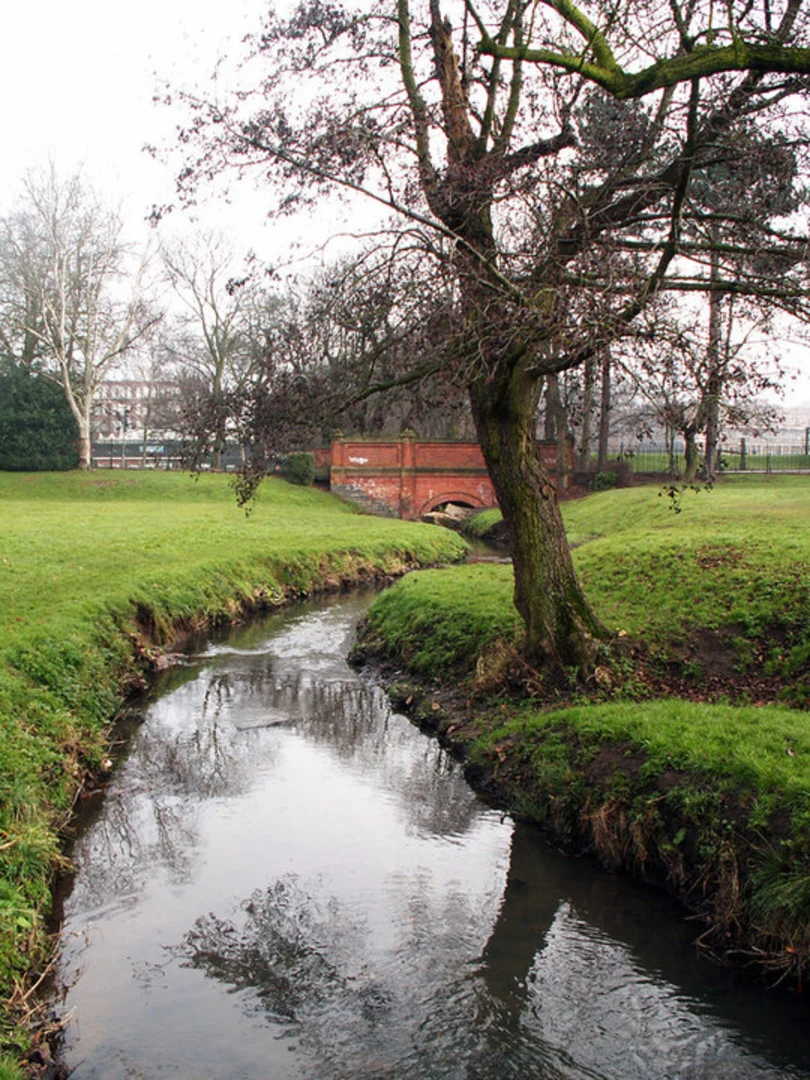 An image depicting the trail Bournville Park Walk and its surrounding area.