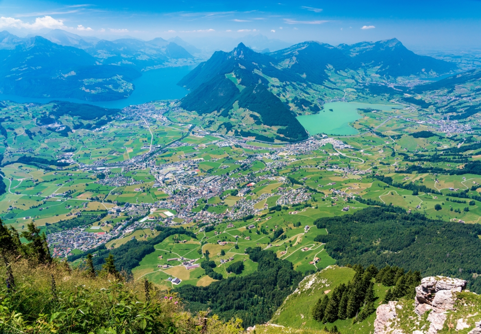 An image depicting the trail Pragelpass-Weg and its surrounding area.