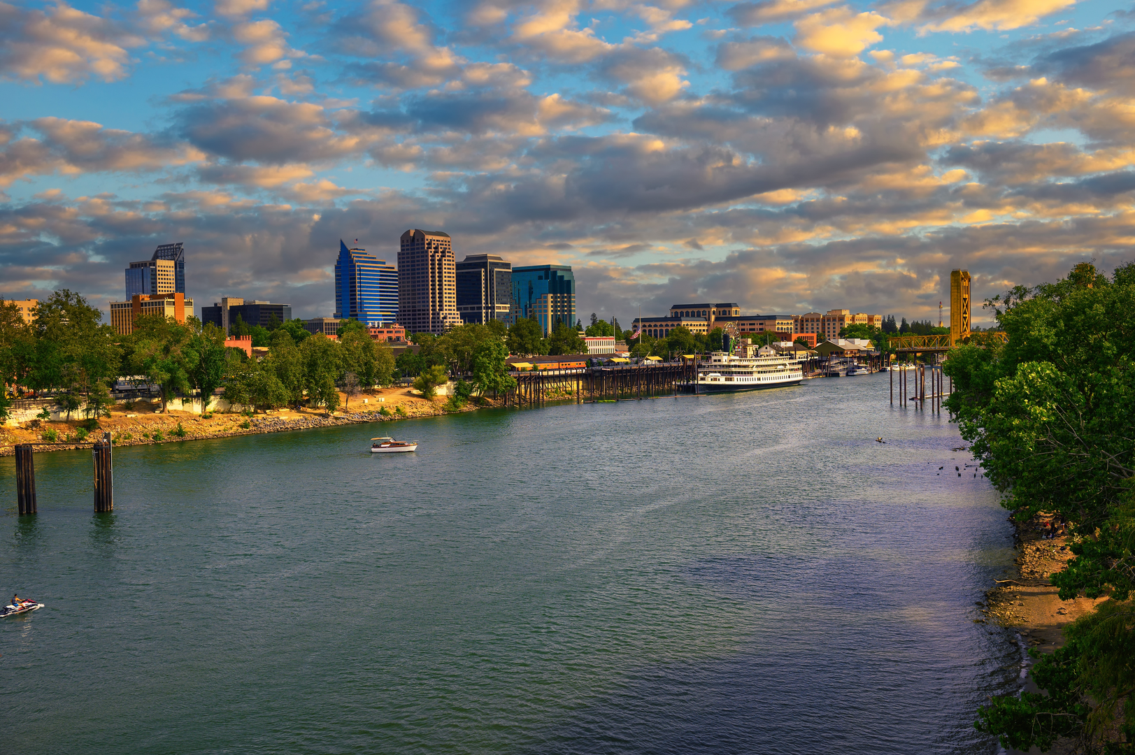 An image depicting the trail Walk along Sacramento River and its surrounding area.