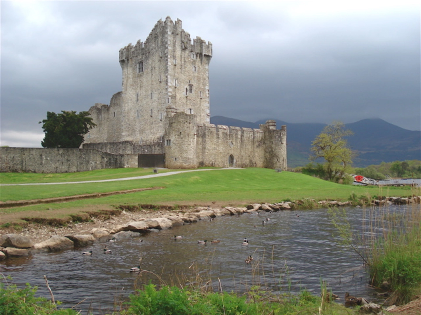 An image depicting the trail Ross Castle Loop and its surrounding area.
