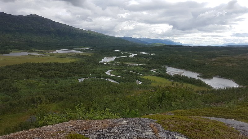 An image depicting the trail Vadvetjåkka National Park and its surrounding area.