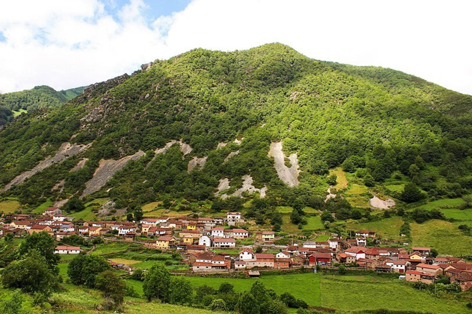 An image depicting the trail Route La Peral - Villar de Vildas and its surrounding area.
