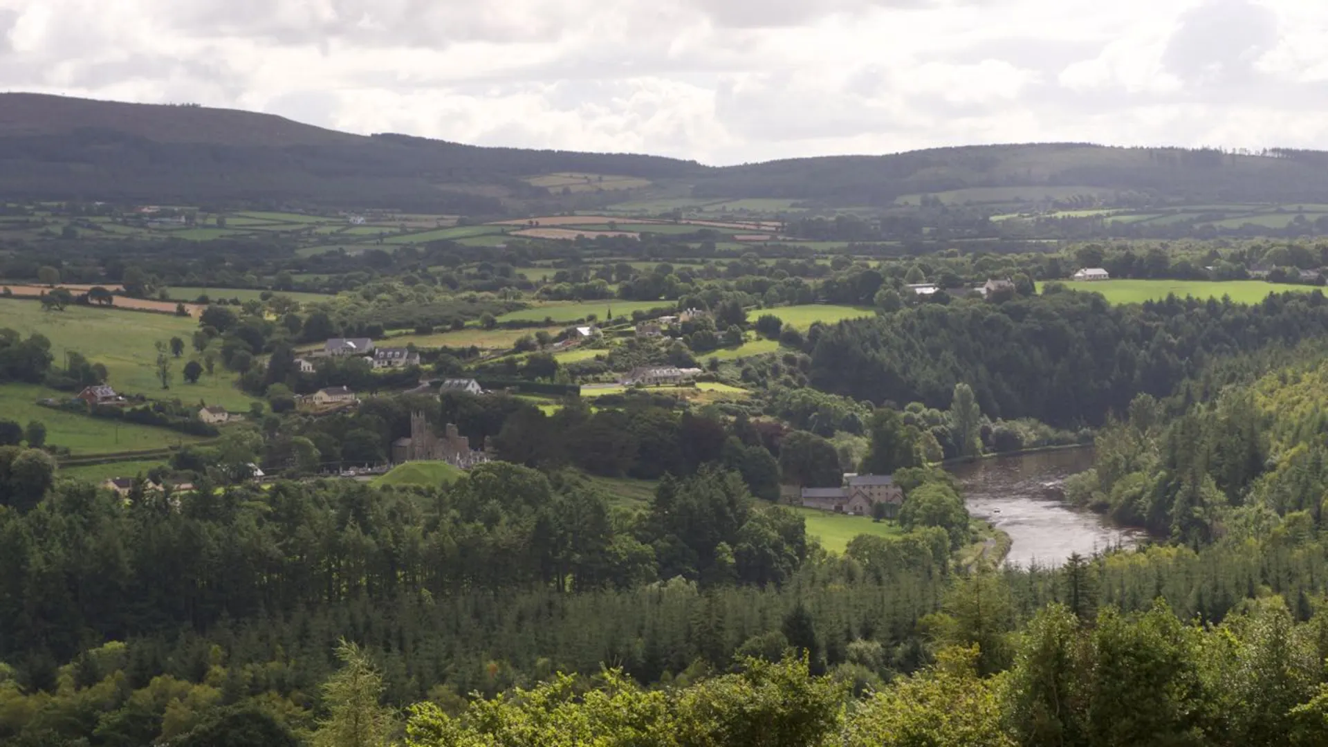 An image depicting the trail Barrow Way and its surrounding area.