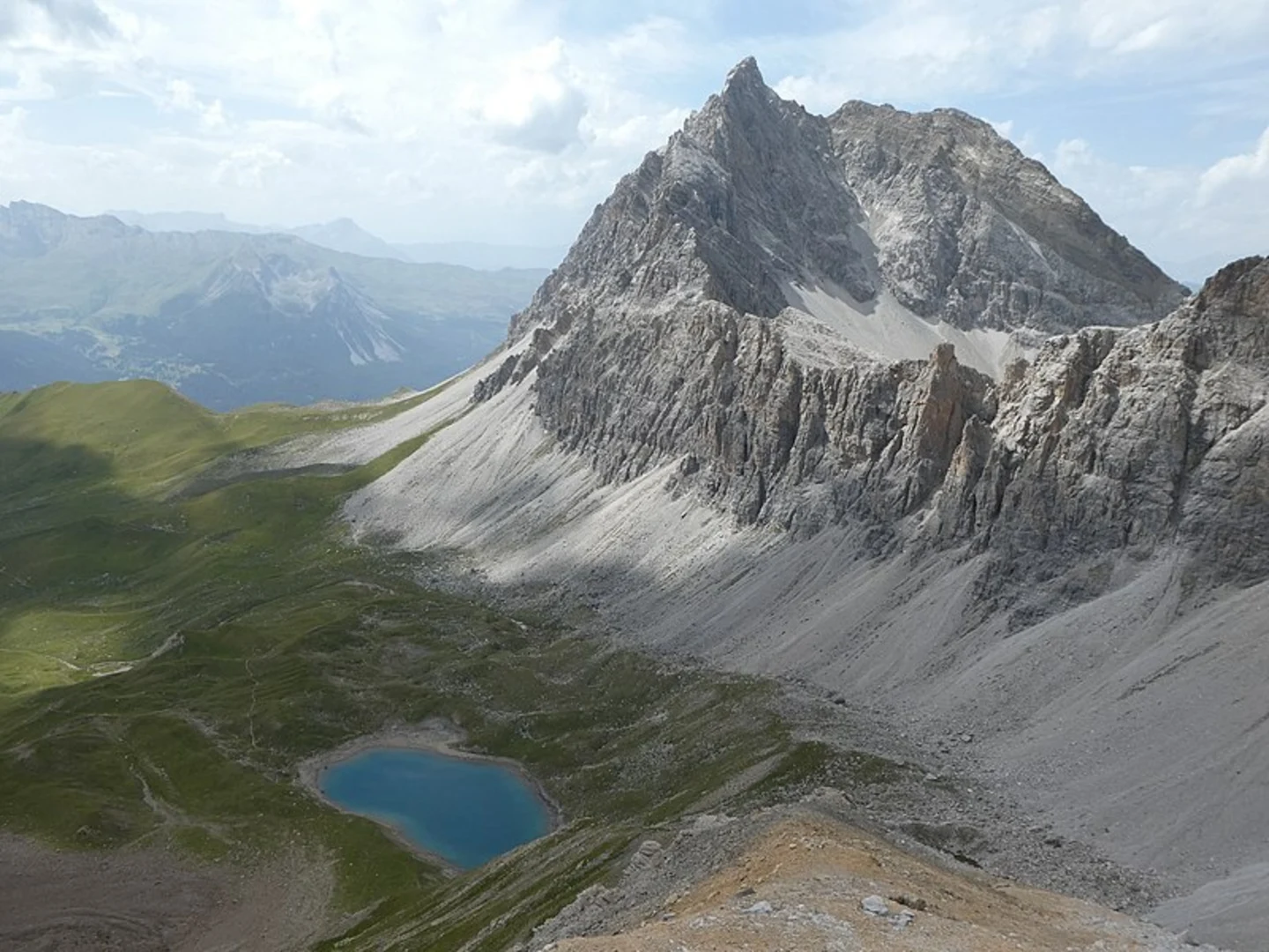 An image depicting the trail Alp Laret and Piz Clunas Loop and its surrounding area.