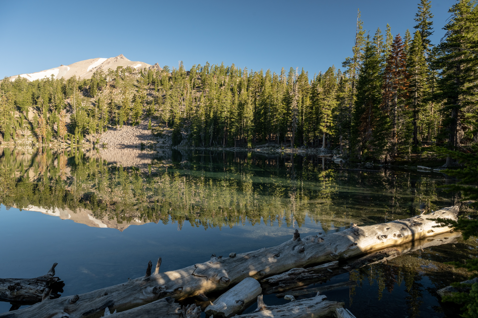 An image depicting the trail Shadow Lake and Terrace Lake and its surrounding area.