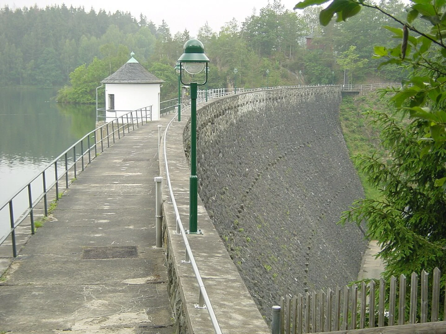 An image depicting the trail Weidatalsperre via Rundweg Weidatalsperre and its surrounding area.