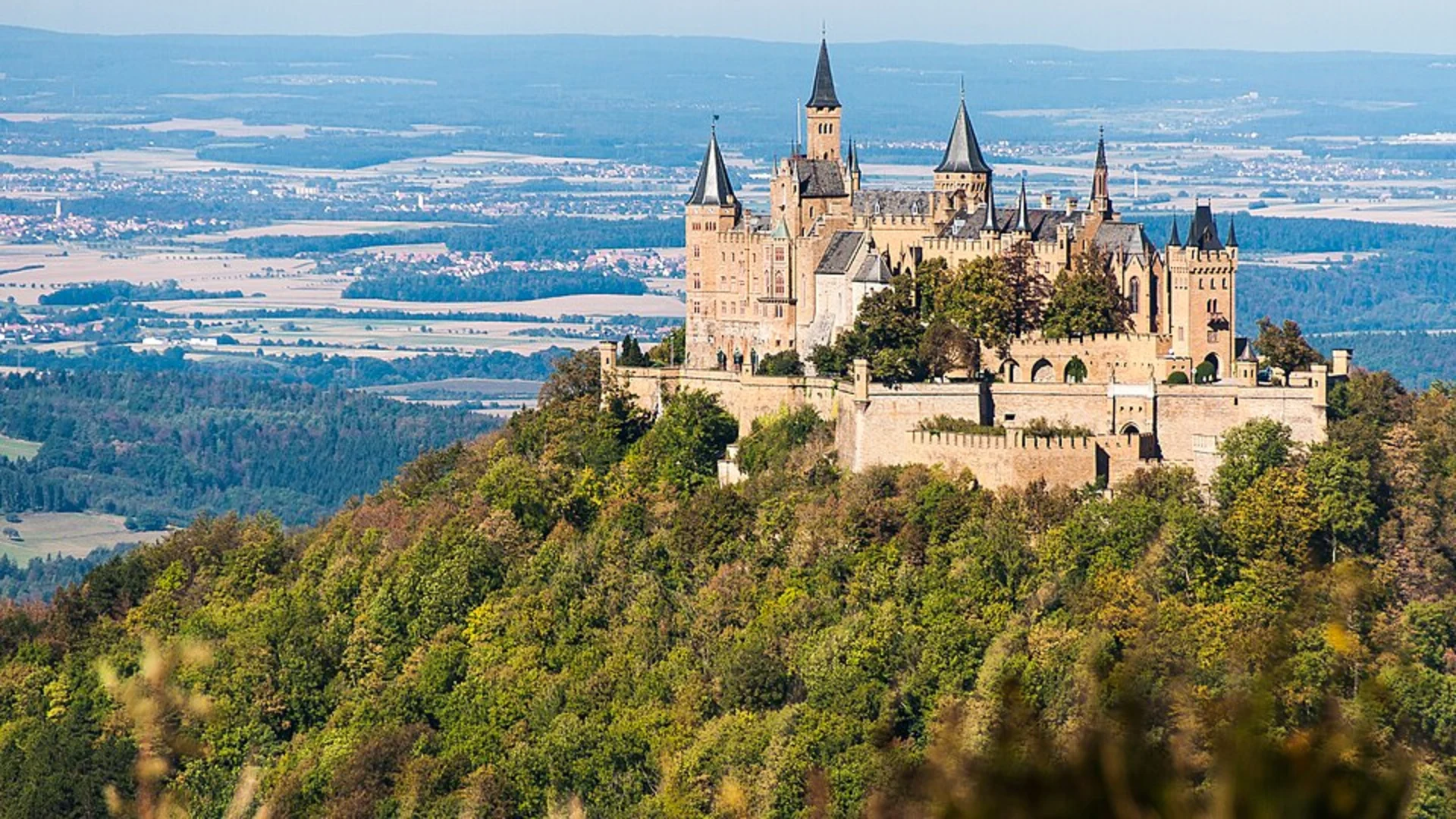An image depicting the trail Hohenzollern and Burg Hohenzollern via Main Neckar Rhein Weg and its surrounding area.