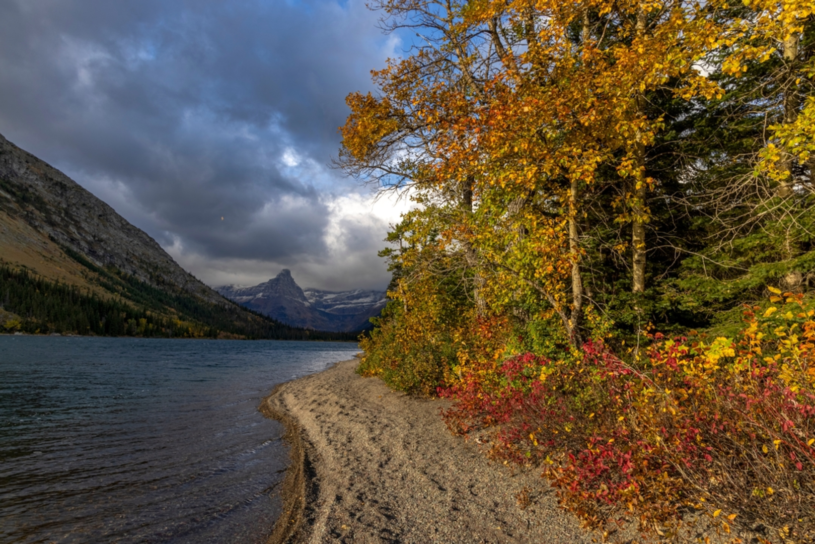 An image depicting the trail Bear Mountain Point Trail vis CDT - Chief Mountain Route to Canada and its surrounding area.