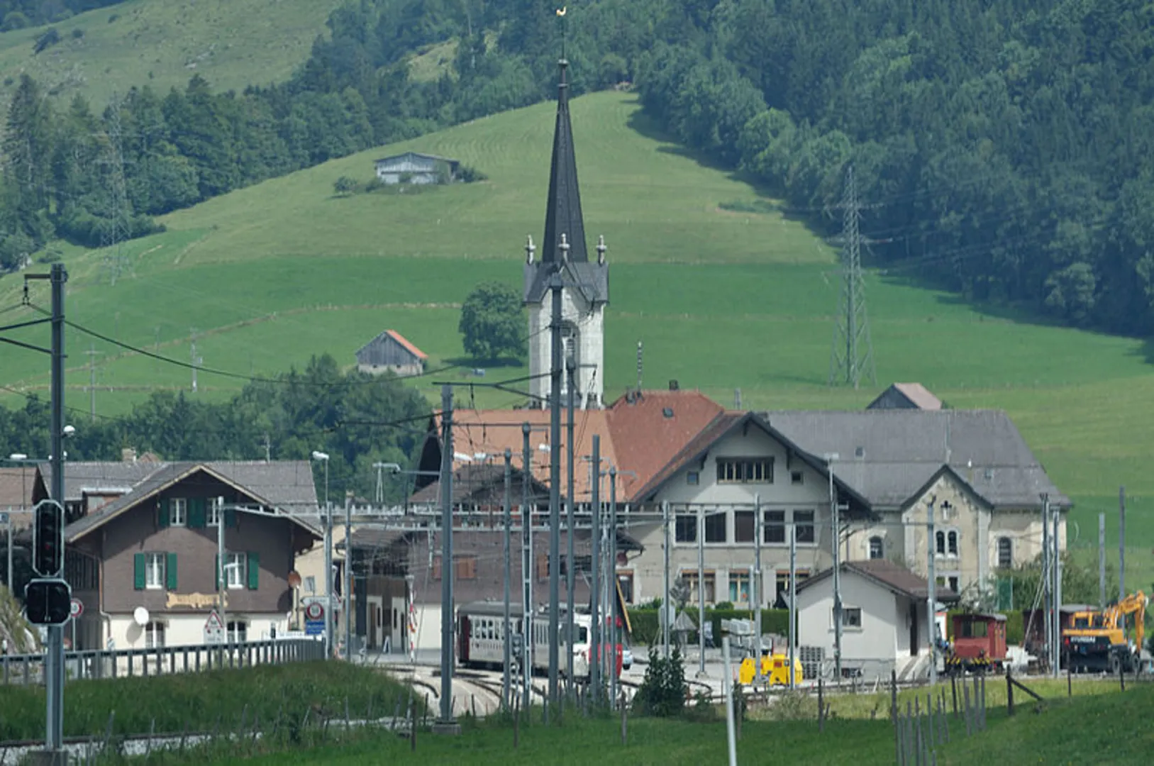 An image depicting the trail L’Intyamon de Montbovon à la Brâ and its surrounding area.