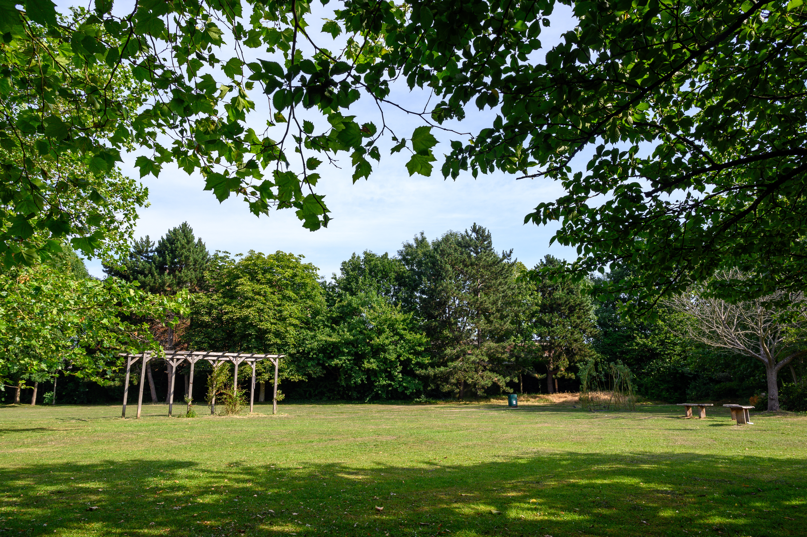 An image depicting the trail Bromley Common Walk and its surrounding area.