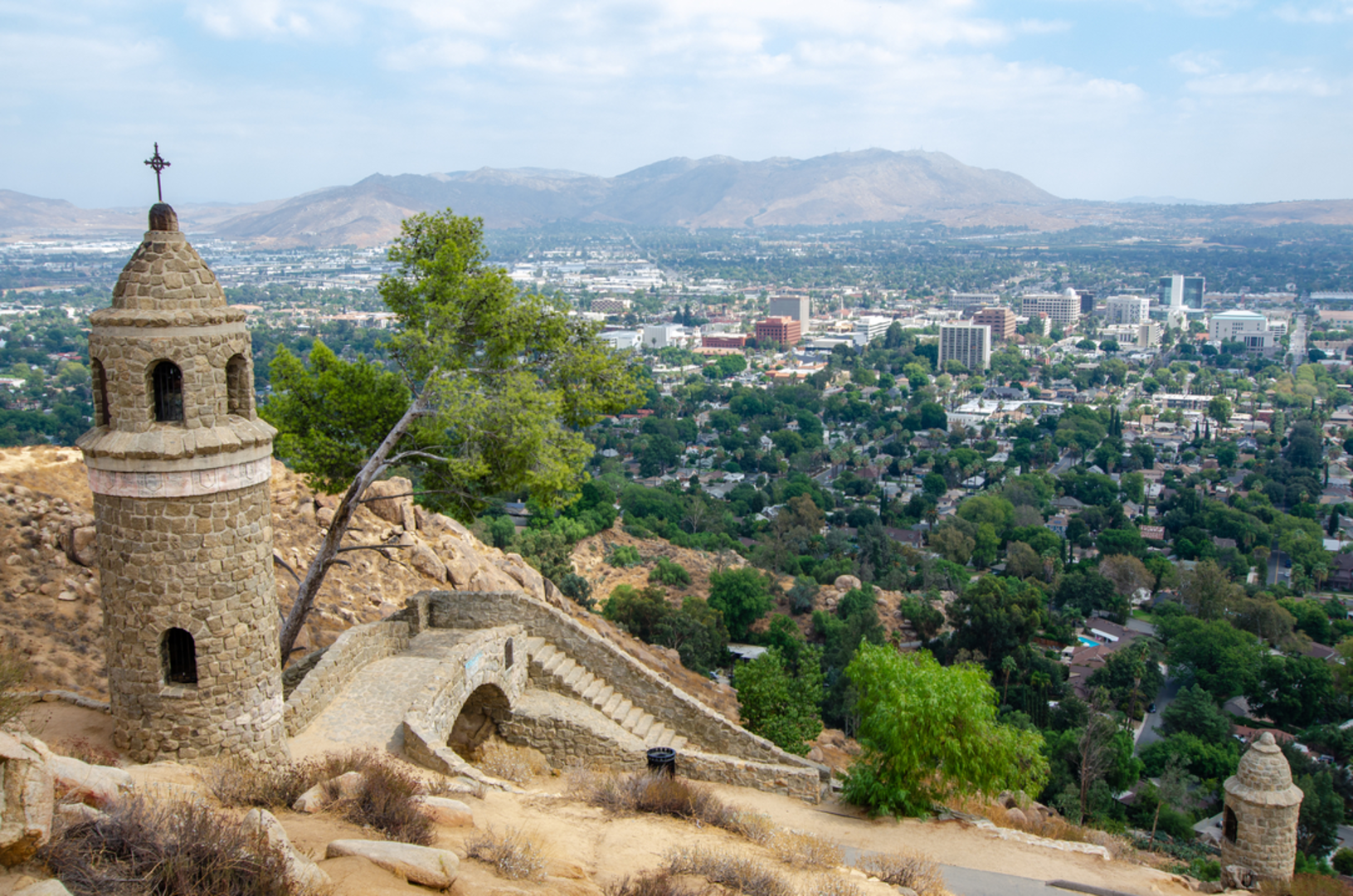 An image depicting the trail Mount Rubidoux Loop and its surrounding area.