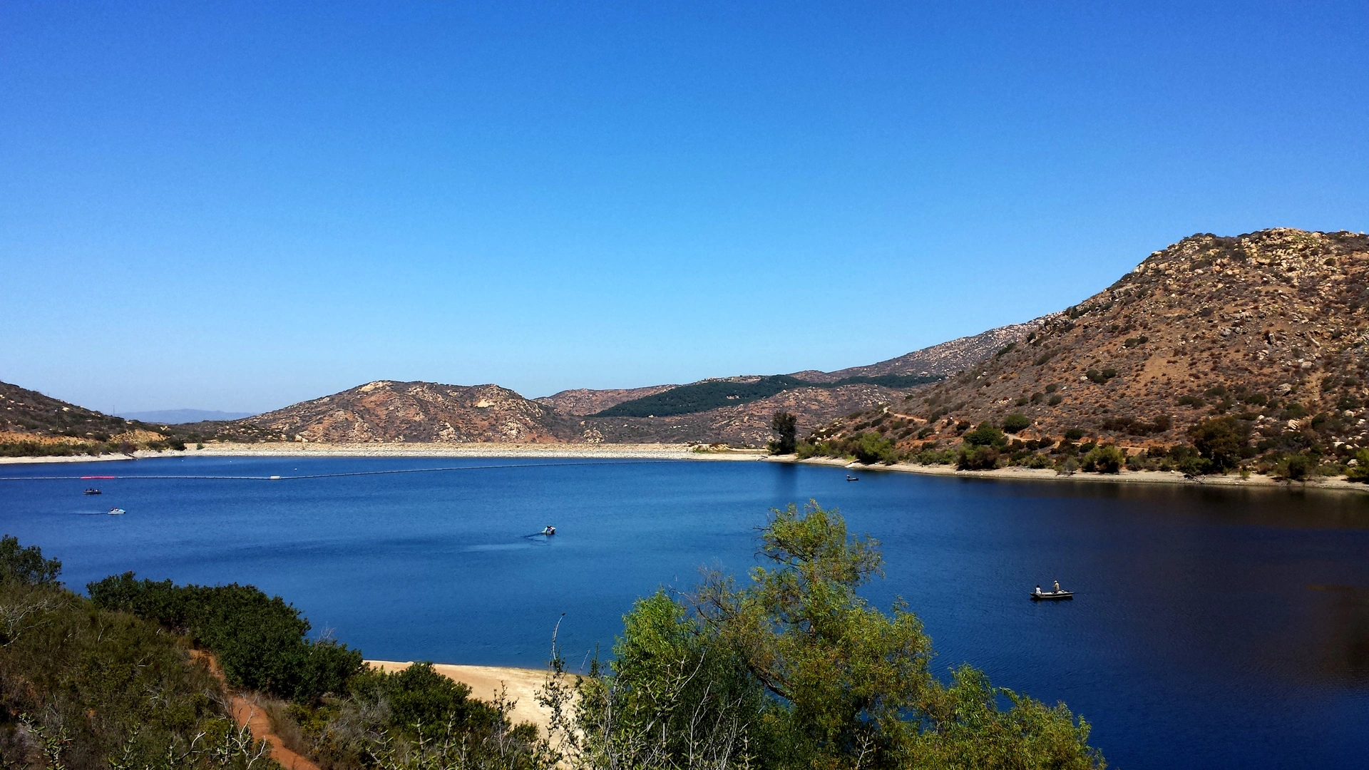 An image depicting the trail Lake Poway, Creekside Trail and Green Valley Trail and its surrounding area.