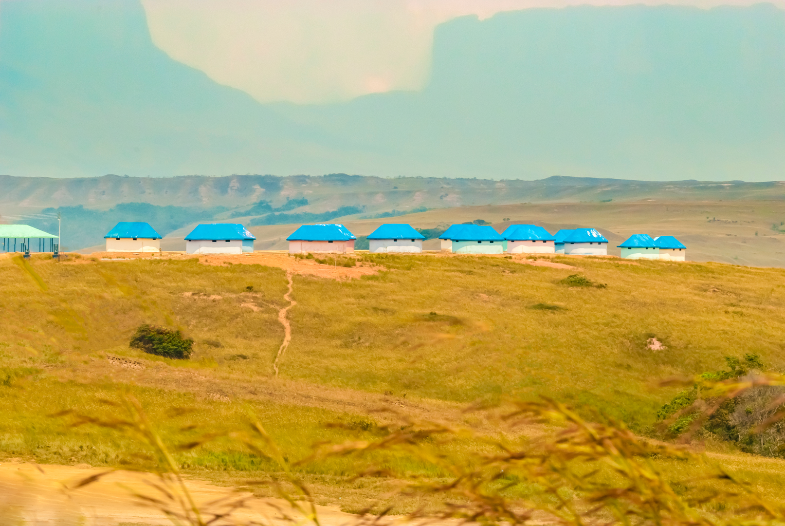 An image depicting the trail Mount Roraima Trek and its surrounding area.