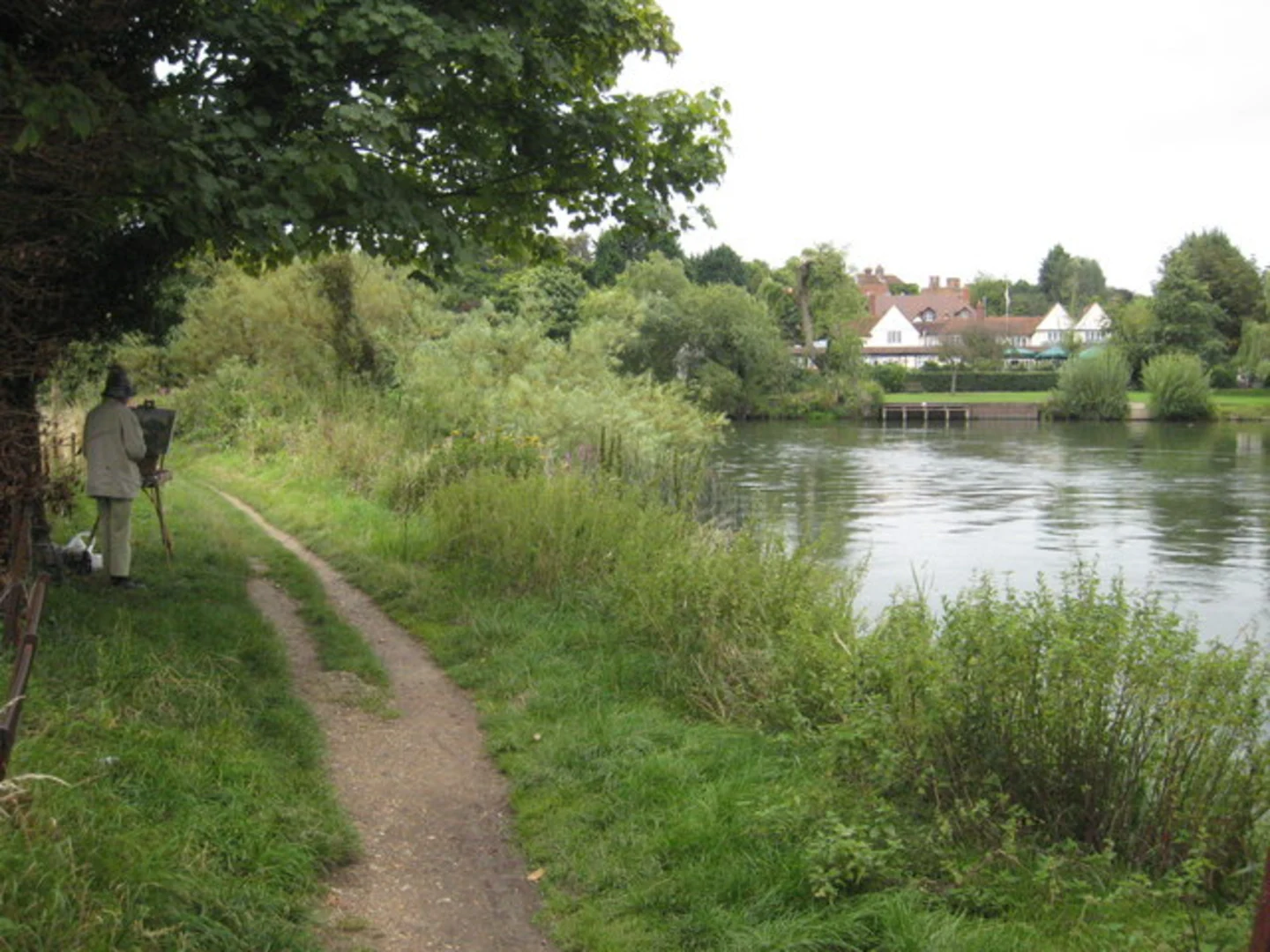 An image depicting the trail Marsh Meadows to Sonning Eye Loop via River Thames and its surrounding area.