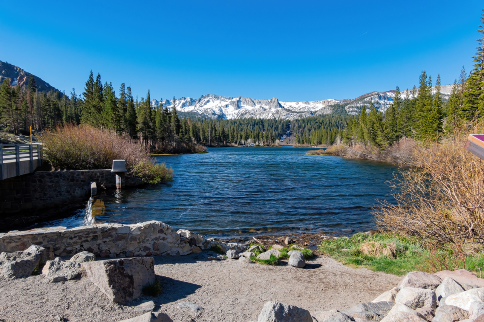 An image depicting the trail Seven Lakes Point Trail and its surrounding area.