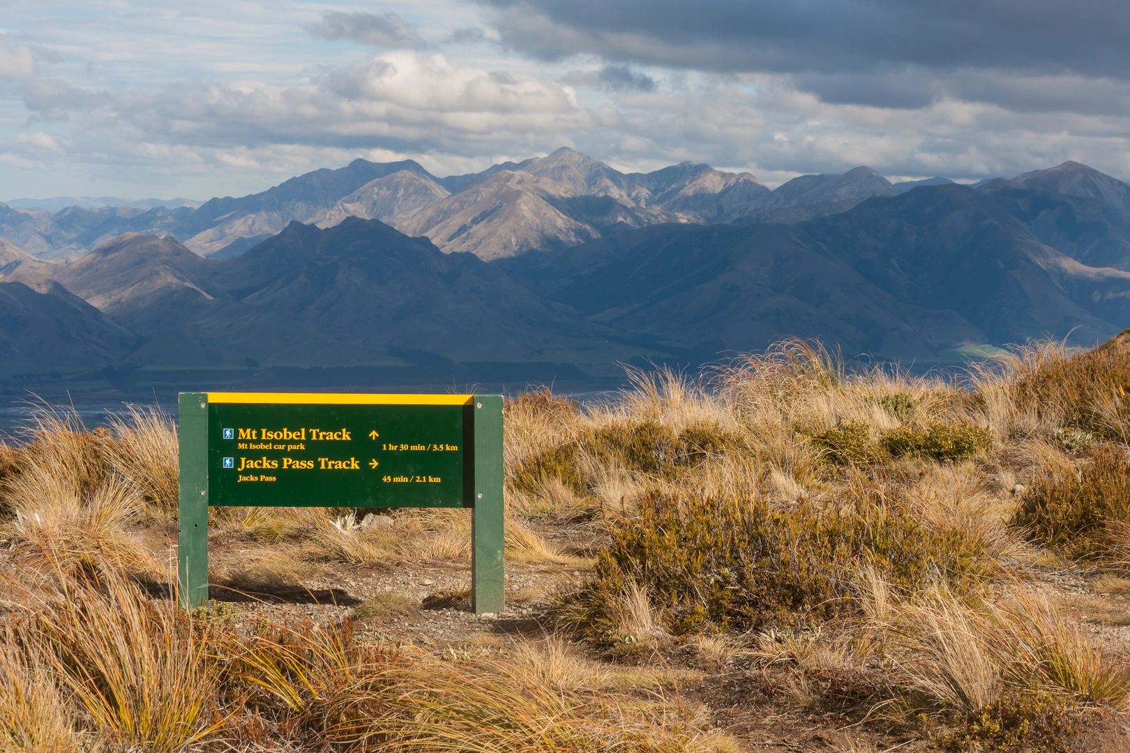 An image depicting the trail Mt Isobel Track and its surrounding area.