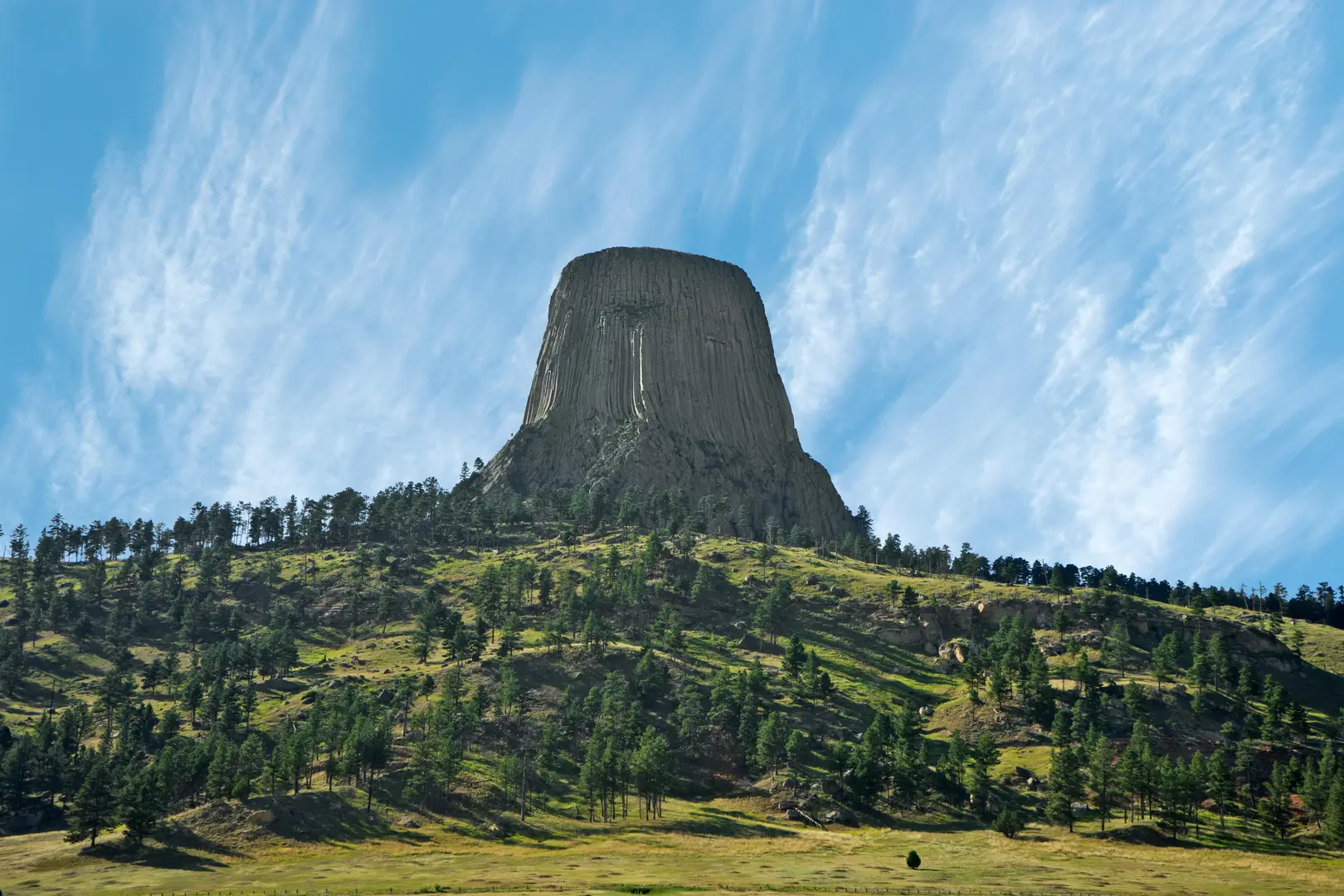 An image depicting the trail Devil's Tower National Monument Loop and its surrounding area.