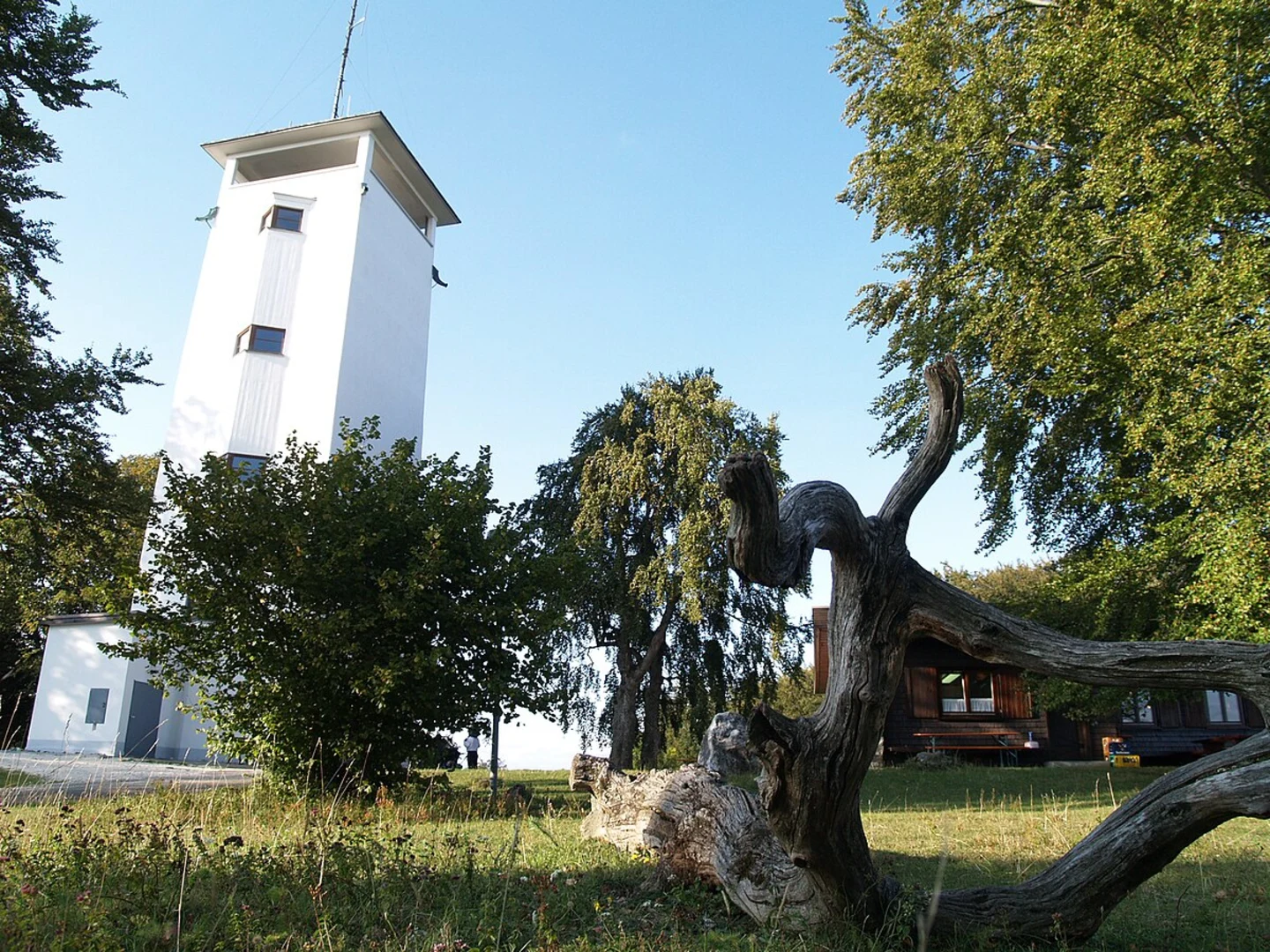 An image depicting the trail Volkmarsbergturm Loop via Teußenberg Oberkochen and its surrounding area.